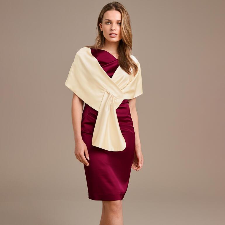 Étole en satin pour femmes en crème.