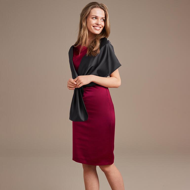 Étole en satin pour femmes en noir.