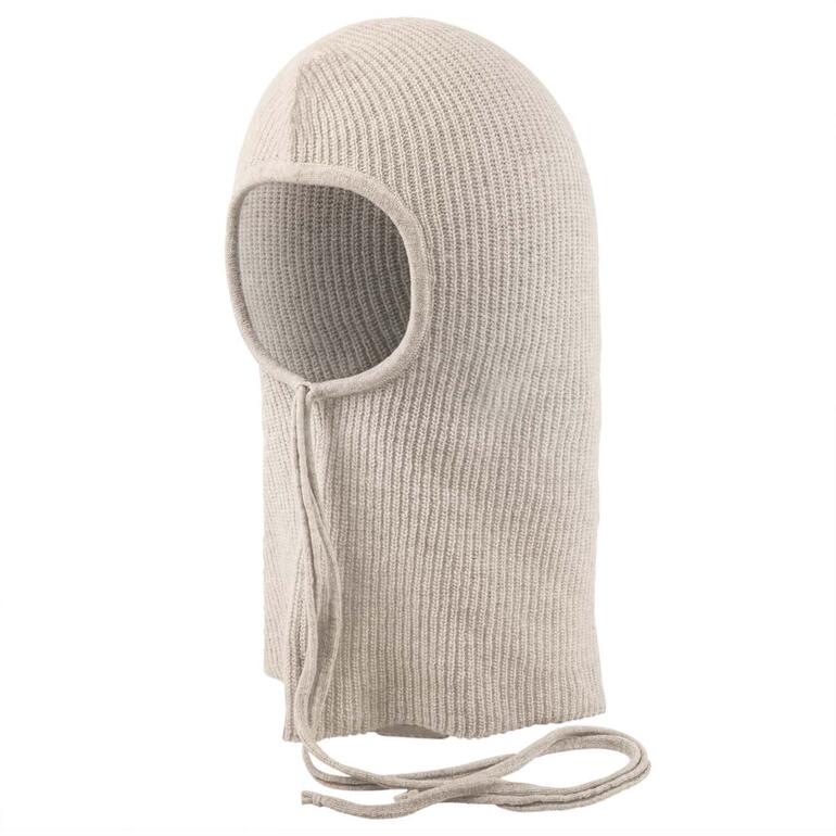 Balaclava tricotée en ecru sur fond blanc