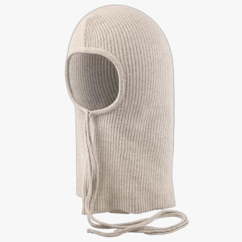 Balaclava tricotée en ecru sur fond blanc
