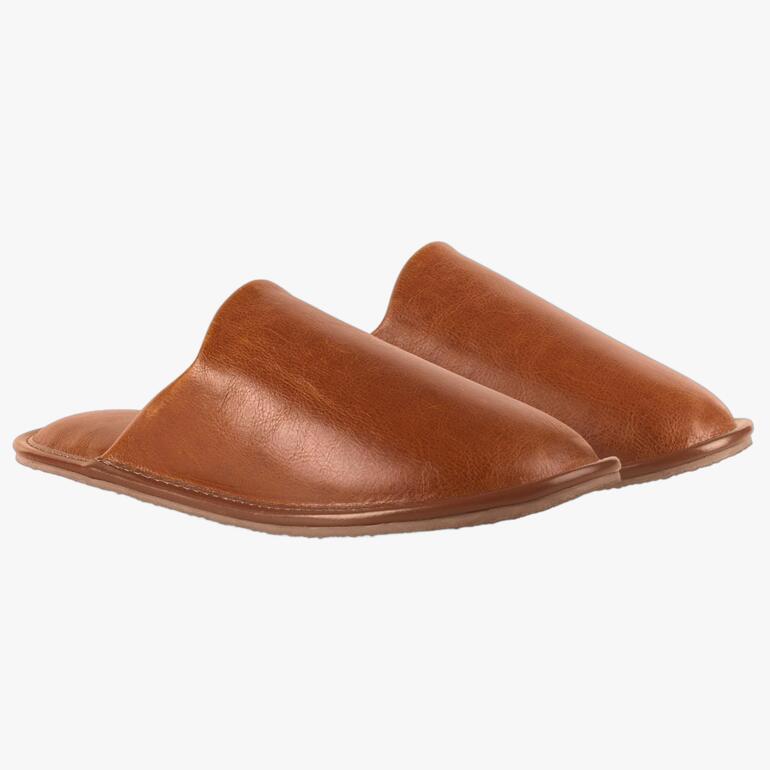 Deux chaussons en cuir Pillowstep marron côte à côte.