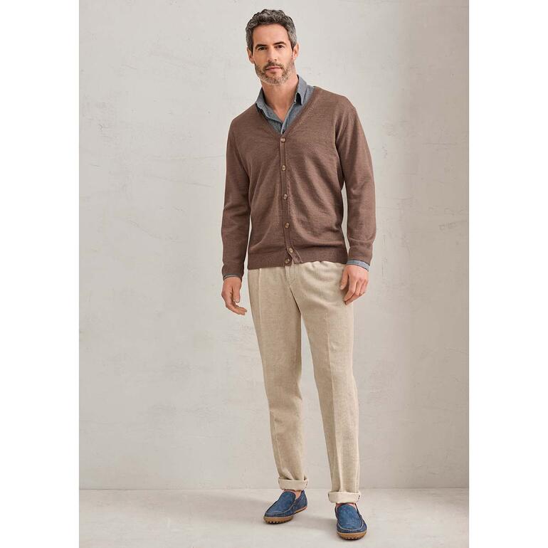 Cardigan en soie et lama Junghans 1954 Homme portant un cardigan marron et des mocassins en denim.