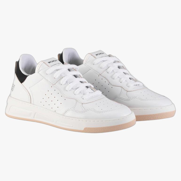 Baskets vintage WOMSH en blanc, légère vue latérale.