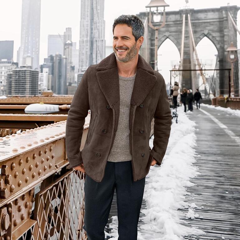Caban en cuir dʼagneau OCONI Homme portant un pantalon Hiltl Allround dans un environnement urbain.
