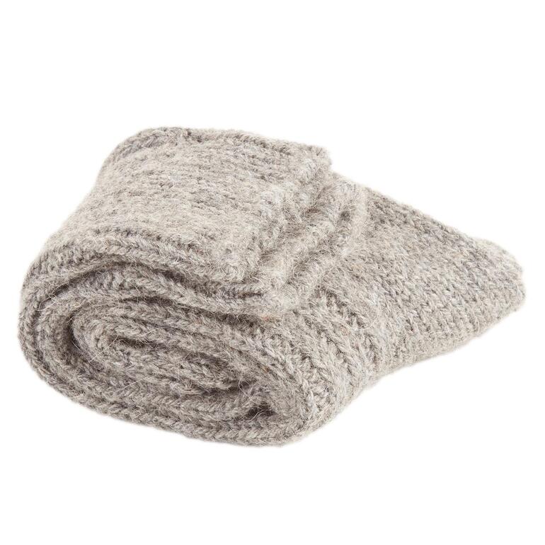 Chaussettes en alpaga enroulées en gris clair, pour une chaleur douce.