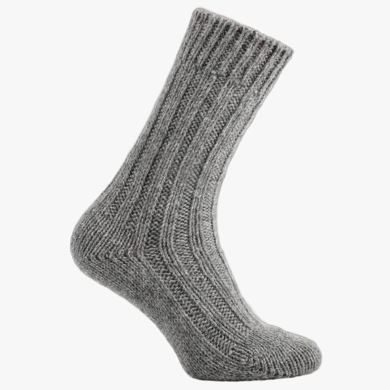 Chaussettes douillettes en alpaga gris clair vues de côté.