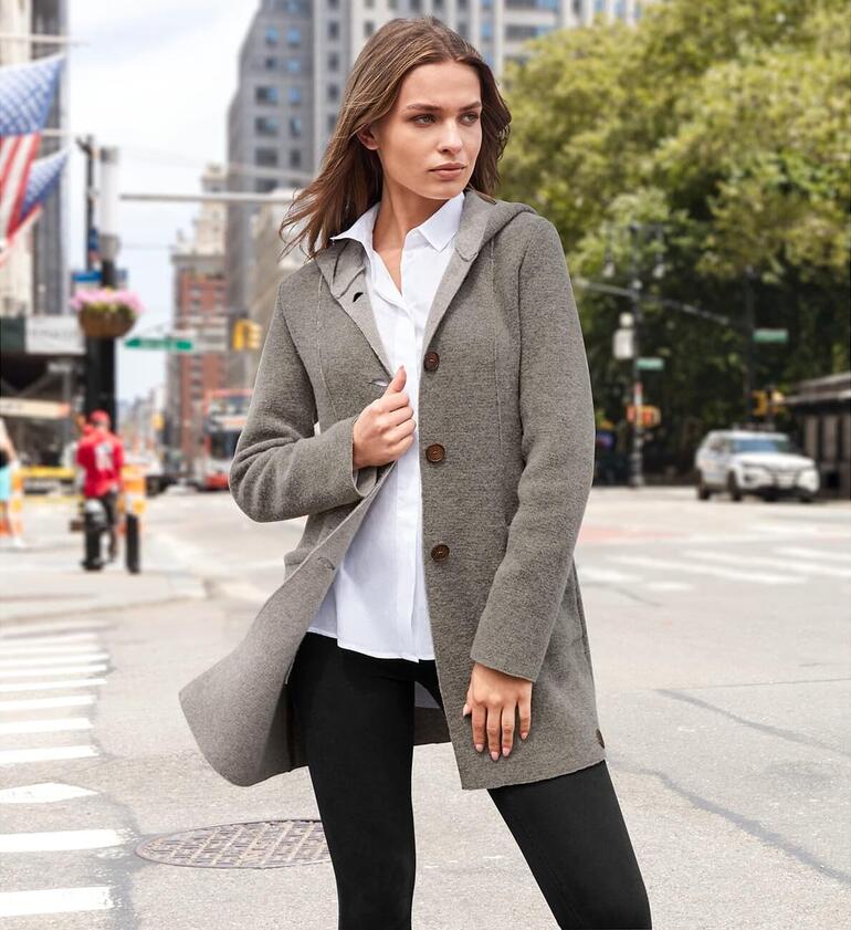 Femme dans un manteau Softwalk, se tenant dans la rue.