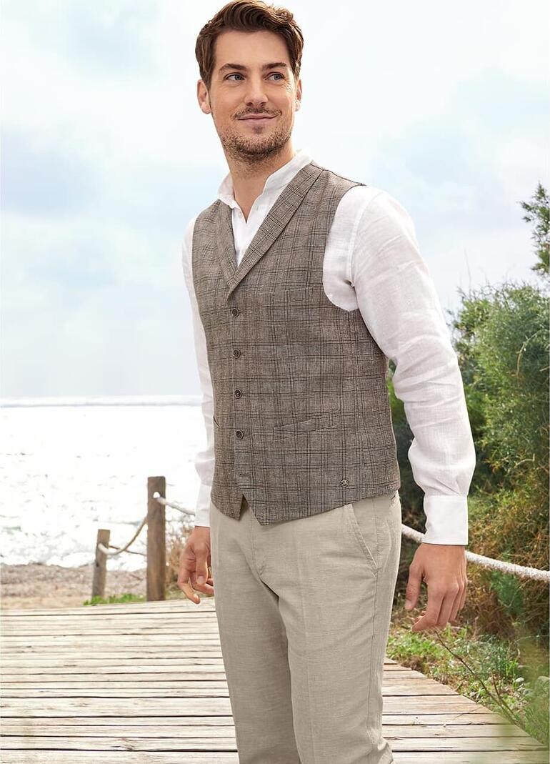 Gilet en laine et lin de Carl Gross porté à l'extérieur sur la plage.