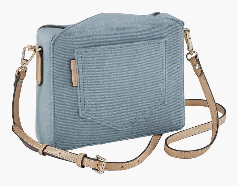 Sac boxy en denim bleu avec une bandoulière brune