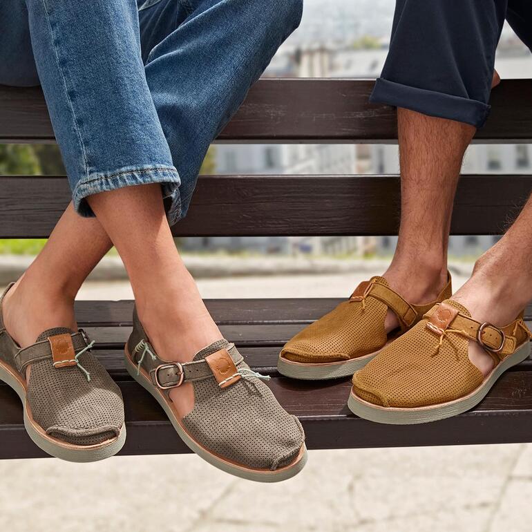 Taupe et Cognac Deux personnes portant des sandales sneakers Satorisan sur un banc