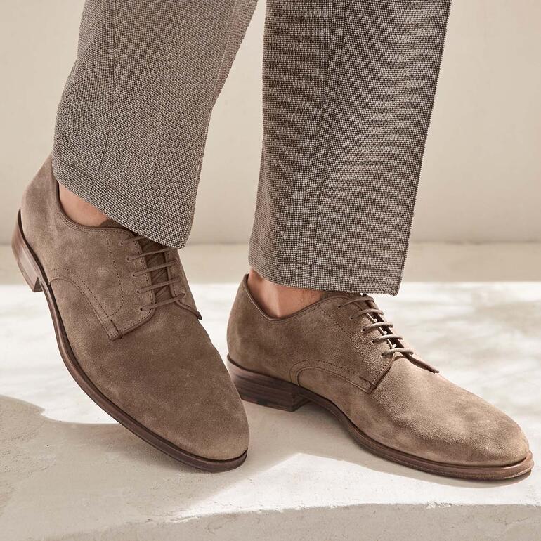 Chaussures dʼaffaires en suède Heschung Chaussures de travail en velours Heschung en taupe, lacées de près.