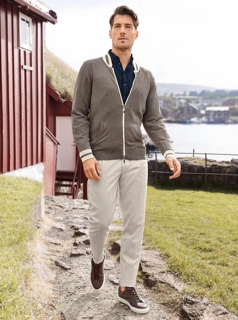 Brun Homme portant un blouson Pima Clark Ross marchant sur un chemin.