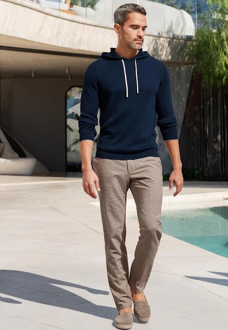 Homme, Marine Hoodie en rib Pima bleu marine, associé à un pantalon beige.