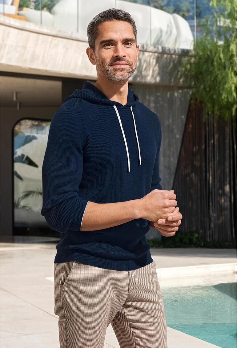 Hoodie en rib Pima bleu marine, vu de côté.