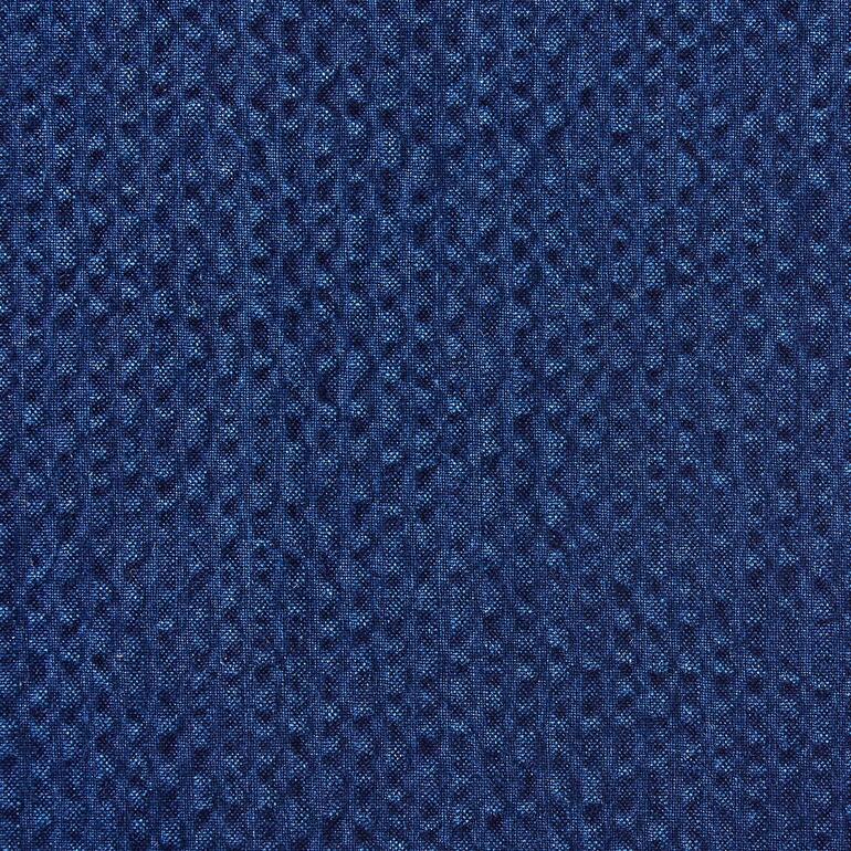 Gros plan sur un tissu Seersucker bleu marine.