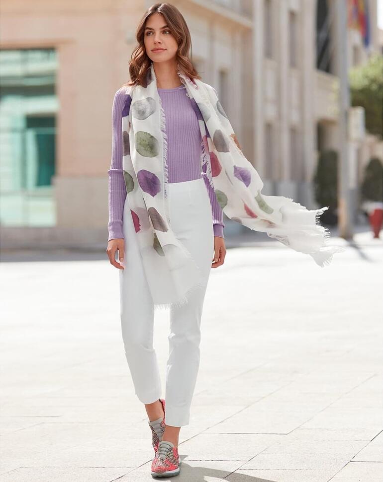 Pull en soie stretch Carbery Femme portant un pull en soie stretch Carbery et un foulard transparent dans la rue.