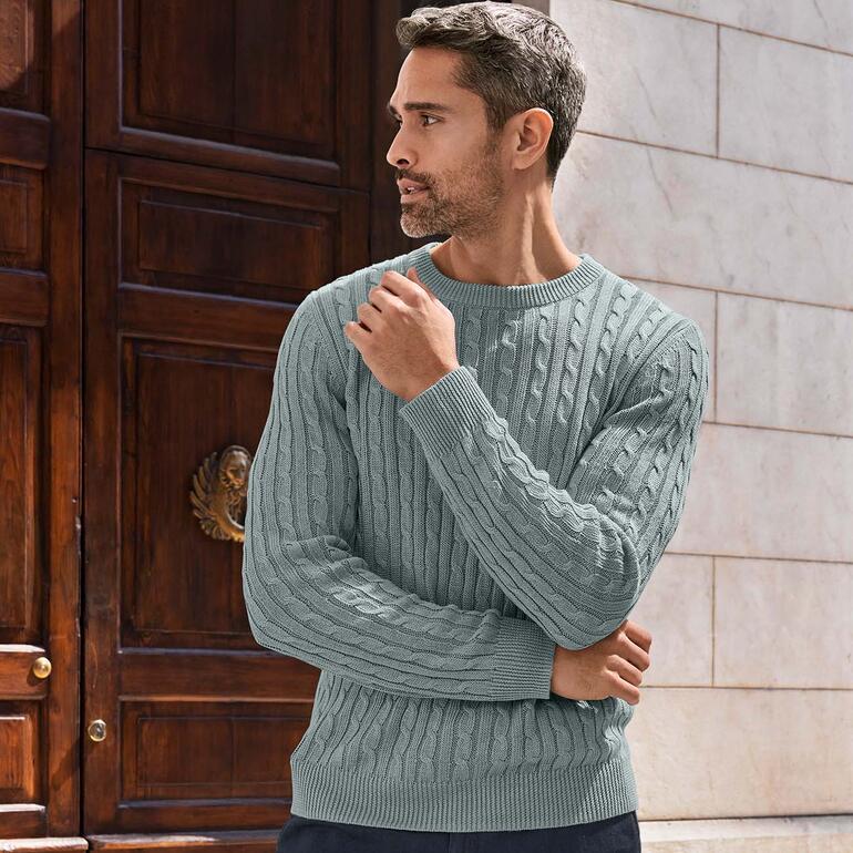 Gros plan d'un homme portant un pull en lin Carbery dans un milieu urbain.