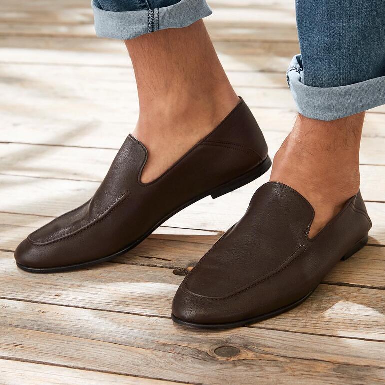 Mocassins 2-en-1 en cuir d'agneau marron au pied d'un homme
