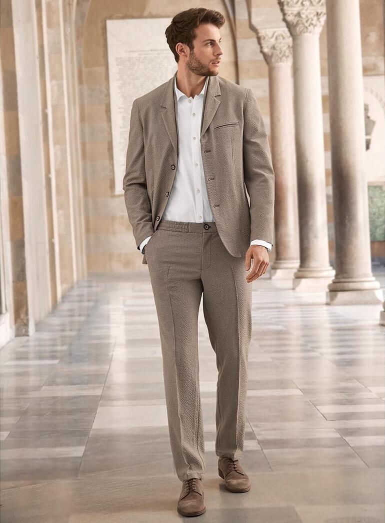 Veste et Pantalon Homme en veste seersucker en lyocell avec pantalon assorti dans un environnement clair.