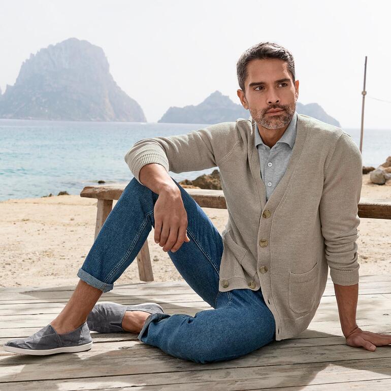 Cardigan en lin Carbery Homme en cardigan en lin beige assis sur la plage