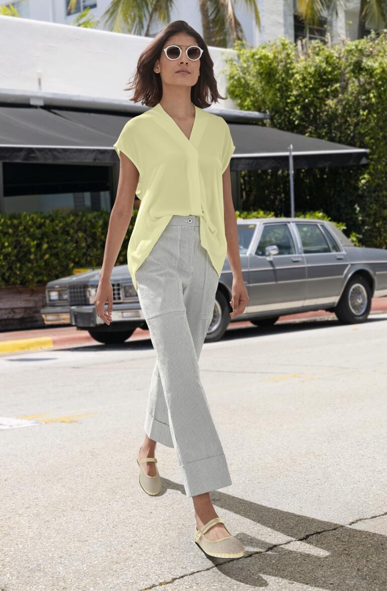 Mary Janes en lin Flabelus Femme portant un chemisier d'été jaune et un pantalon rayé