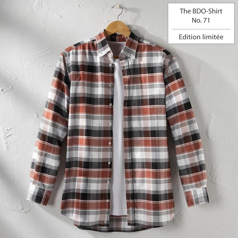 Chemise à carreaux en coton dans des tons rouille et gris, col classique, ouverte à l'avant.