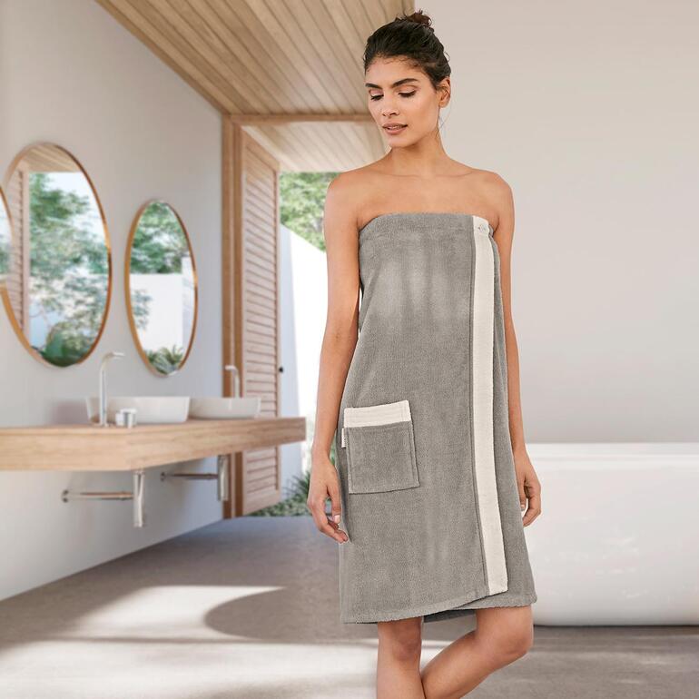 Argenté/Blanc cassé Femme dans un sarong de sauna gris avec poche latérale dans une salle de bain moderne.