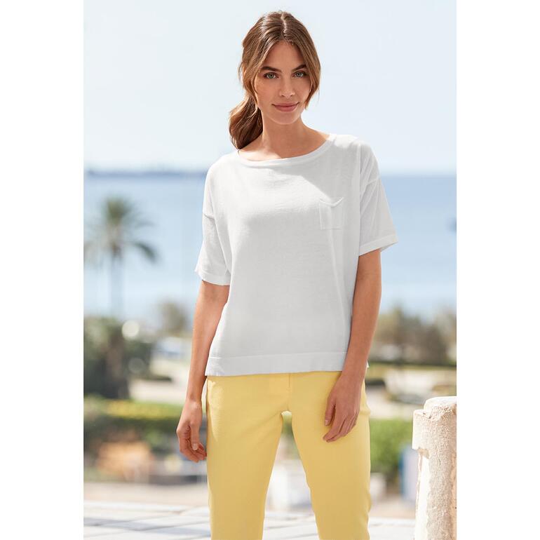 T-shirt Femme portant un t-shirt blanc à manches courtes et un pantalon jaune.
