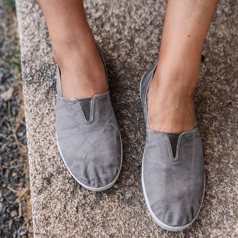 Gros plan d'une chaussure slip-on grise vue de dessus.