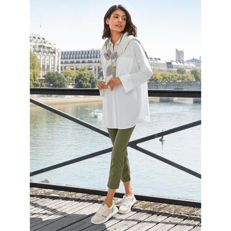 Femme portant une chemise d'été oversize au bord de la rivière.