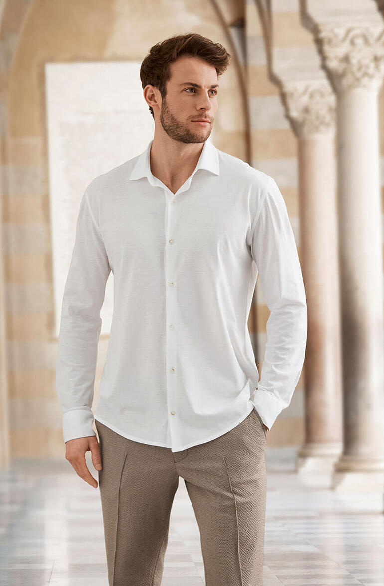 Blanc Chemise en coton-crêpe Junghans blanche, portée par un jeune homme