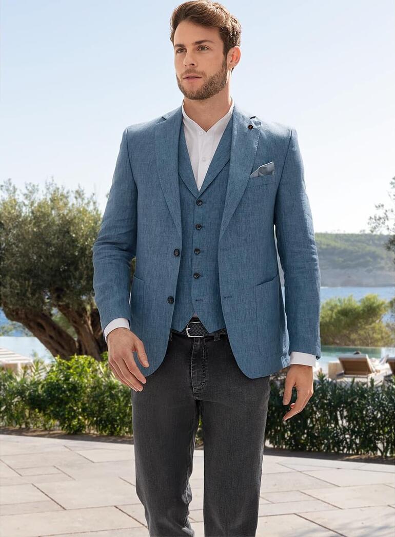 Veston et Gilet, Bleu clair Veste en lin bleu clair, portée par un homme avec vue sur le jardin