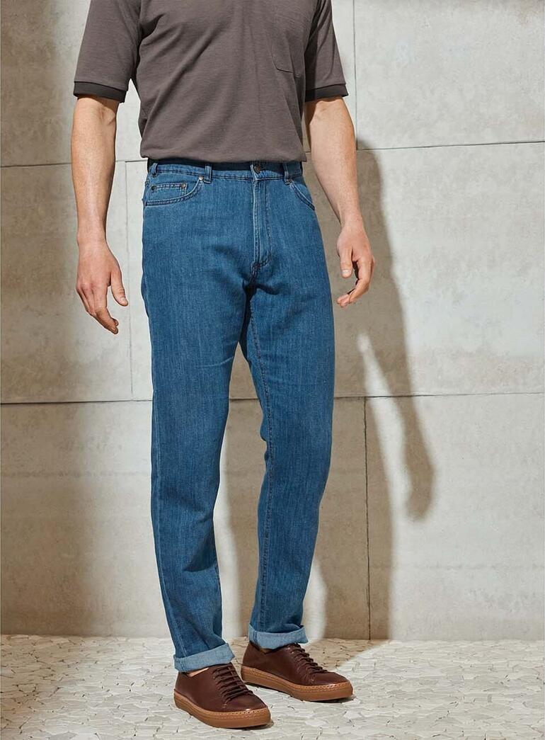 Homme en jean de chanvre et t-shirt gris, vu de face.