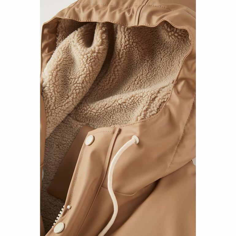 Intérieur d'un manteau de pluie Tretorn avec doublure et capuche.