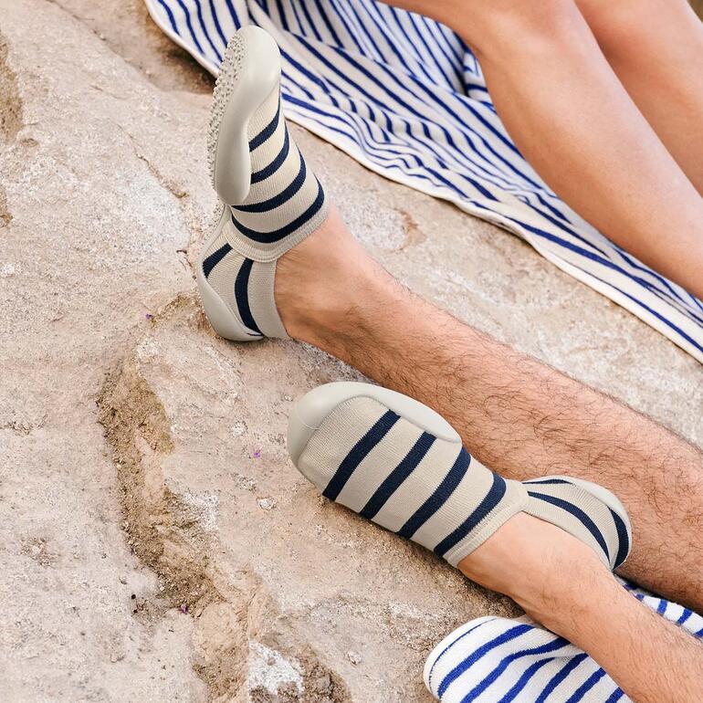 Écru/Marine Chaussettes d'été rayées dans un environnement sablonneux.