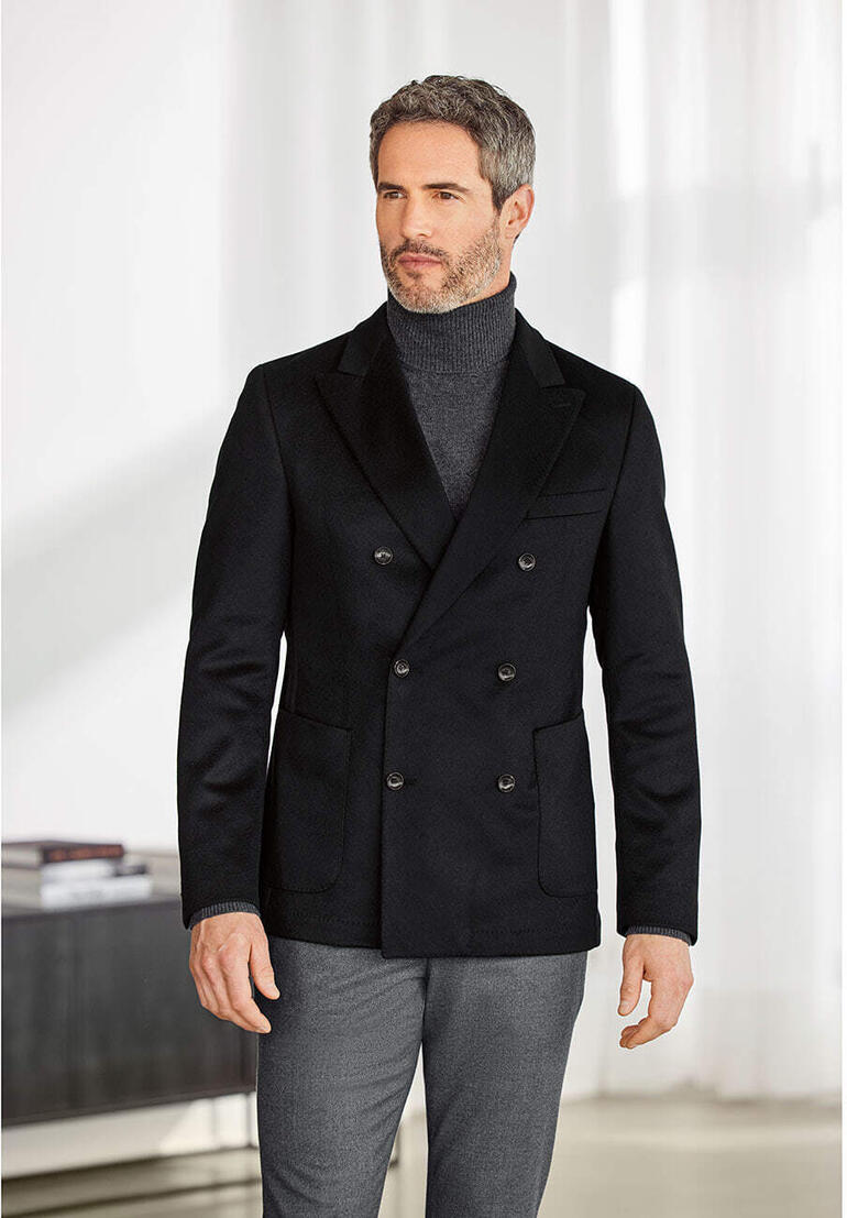 Homme en blazer en cachemire noir, a l'air élégant.