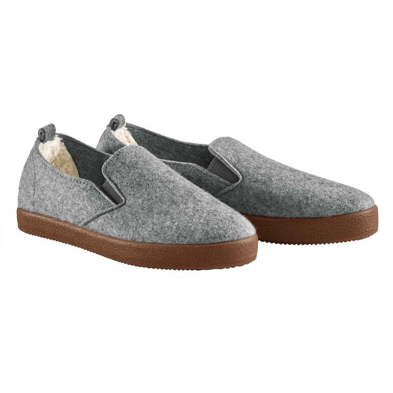 Slippers en feutre gris avec une semelle en caoutchouc brun.