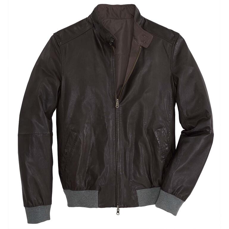 Blouson en cuir brun clair avec des détails de texture sur fond blanc.