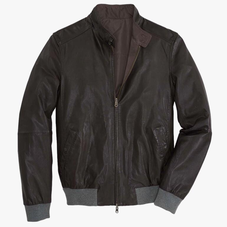 Blouson en cuir brun clair avec des détails de texture sur fond blanc.