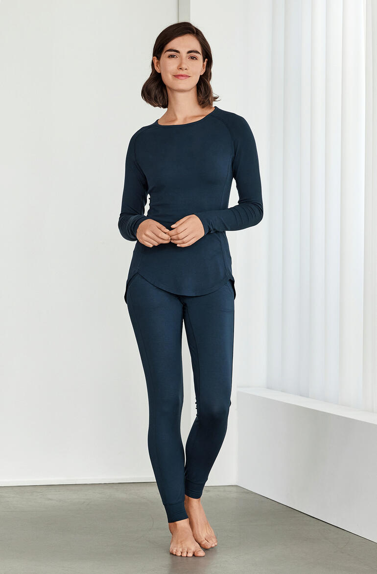 Pyjama Dagsmejan composé d'un shirt à manches longues et de leggings en bleu nuit.