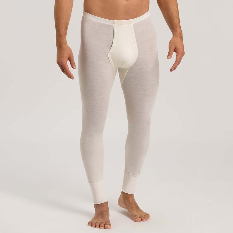 Homme en leggings blancs sur fond neutre.