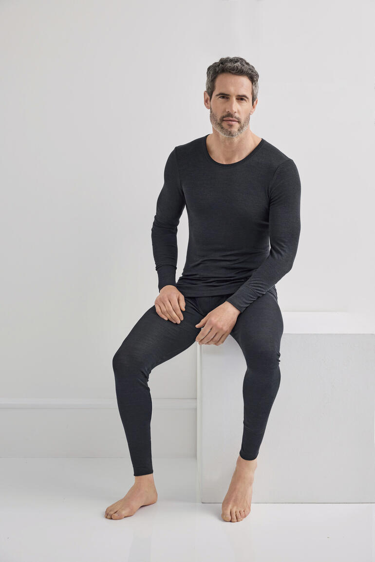 Homme assis dans un t-shirt à manches longues et un pantalon en laine d'alpaga anthracite