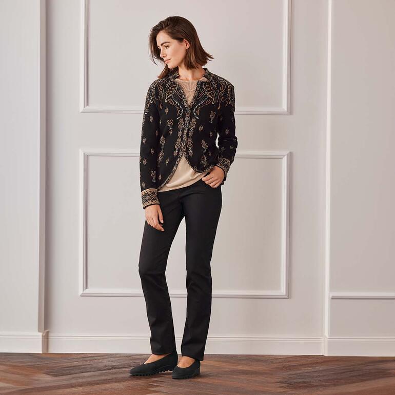 Ballerines confort arche Femme dans un blazer en tricot IVKO Dark-Paisley devant des murs clairs.