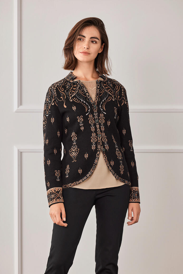Femme dans un blazer en tricot IVKO Dark-Paisley avec broderie colorée.