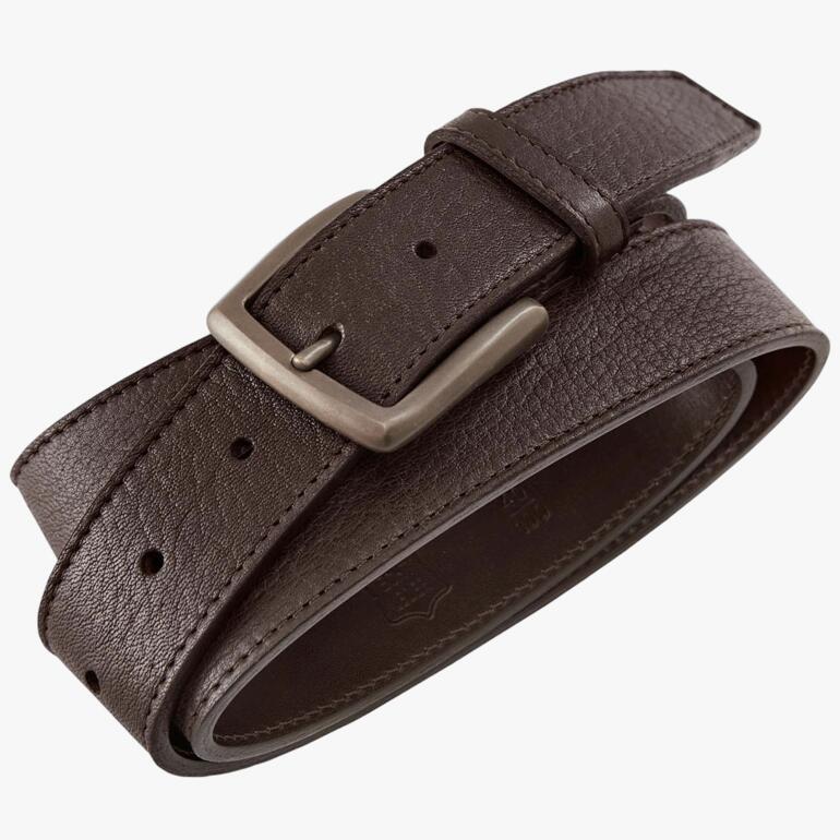 Ceinture en cuir de cerf brun avec boucle, sur fond blanc.