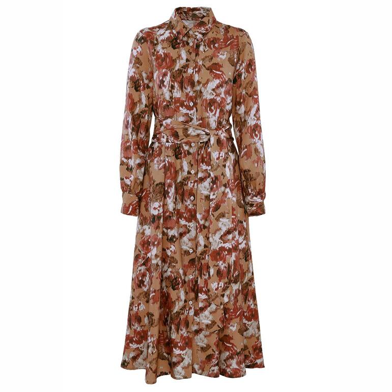 Robe en laine-soie florale sur un fond blanc.