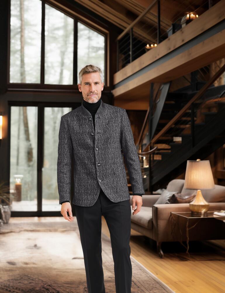 Veste à chevrons Hartwich Homme en vest à chevrons, debout dans une pièce luxueuse avec des détails en bois.