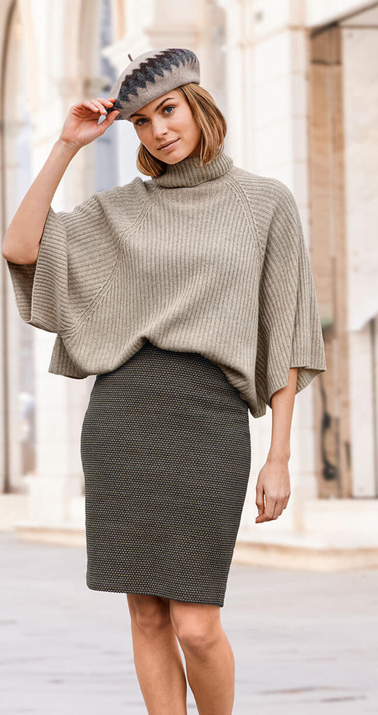 Greige Femme en poncho en cachemire gris et jupe crayon avec chapeau.