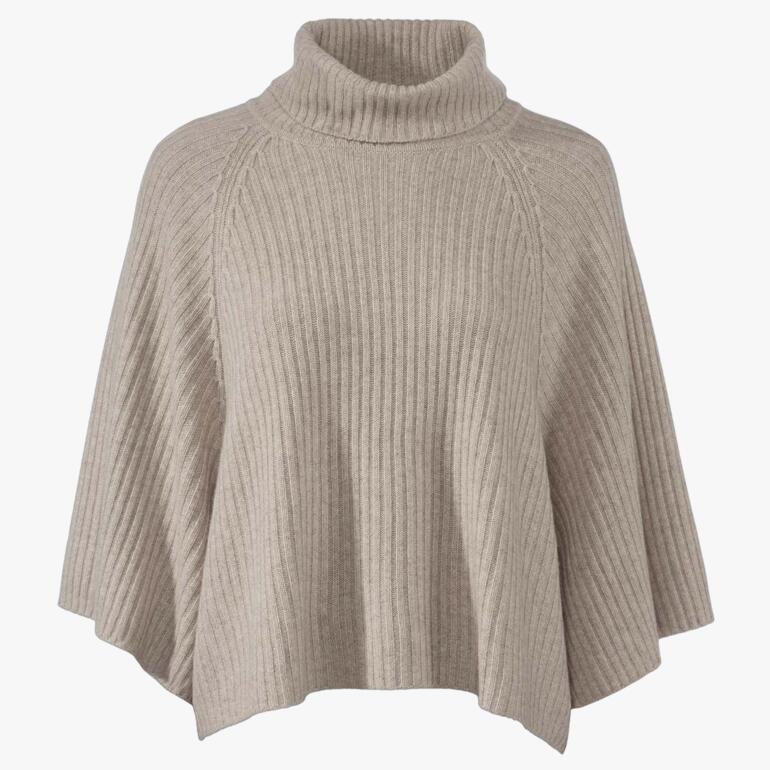 Poncho en cachemire gris avec col montant sur un fond blanc.