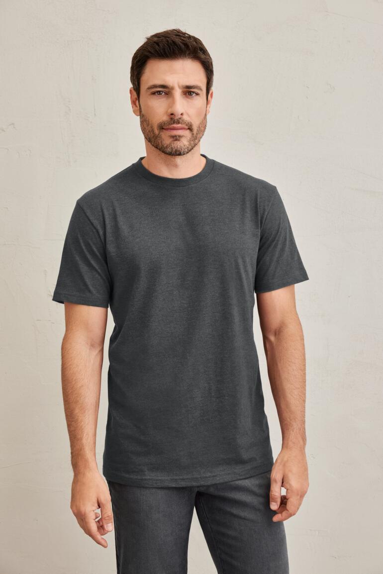 Homme portant un T-shirt Ragman gris devant un mur clair